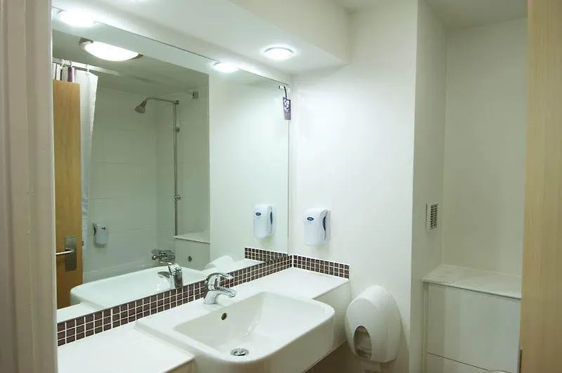 Premier Inn Luton-1